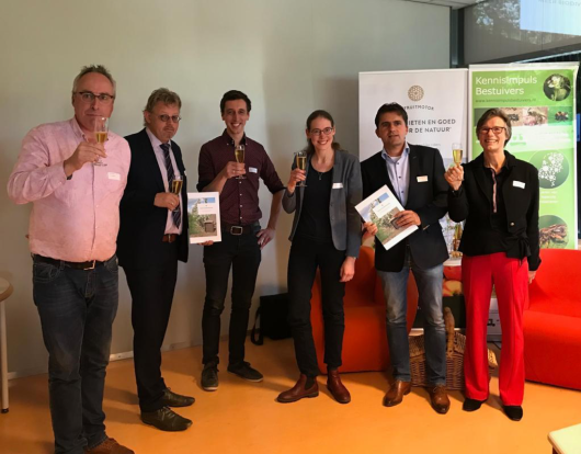 Op de foto van links naar rechts: Henri Holster (bestuurder De Fruitmotor), gedeputeerde Peter Drenth, Arjen de Groot (WUR), Jeltje Stam (WUR), Gerard van den Anker (NFO) en Hilde Engels (bestuurder De Fruitmotor) brengen een toast uit op de presentatie van het boek met een glas Krenkelaar. Op de foto van links naar rechts: Henri Holster (bestuurder De Fruitmotor), gedeputeerde Peter Drenth, Arjen de Groot (WUR), Jeltje Stam (WUR), Gerard van den Anker (NFO) en Hilde Engels (bestuurder De Fruitmotor) brengen een toast uit op de presentatie van het boek met een glas Krenkelaar.